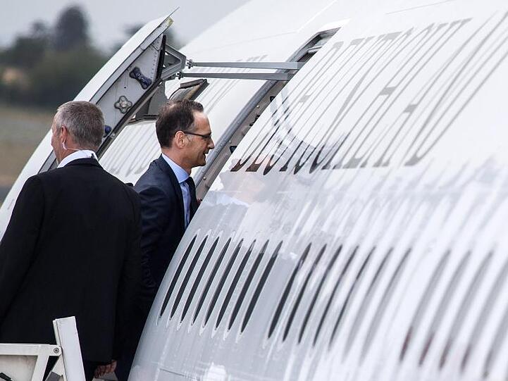 Heiko Maas steigt in ein Flugzeug der Flugbereitschaft der Bundeswehr.