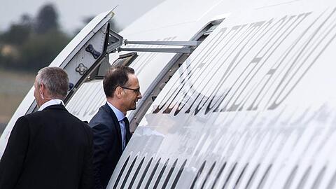 Heiko Maas steigt in ein Flugzeug der Flugbereitschaft der Bundeswehr.