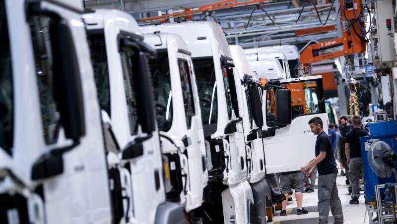 Mitarbeiter von MAN Truck & Bus arbeiten an einer Produktionsstraße an einem LKW. Mitarbeiter von MAN Truck & Bus arbeiten an einer Produktionsstraße an einem LKW.