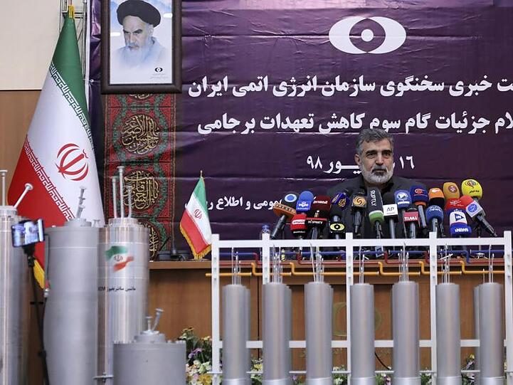 Der Sprecher der iranischen Atomorganisation, Behrus Kamalwandi, bei einer Pressekonferenz in Teheran.