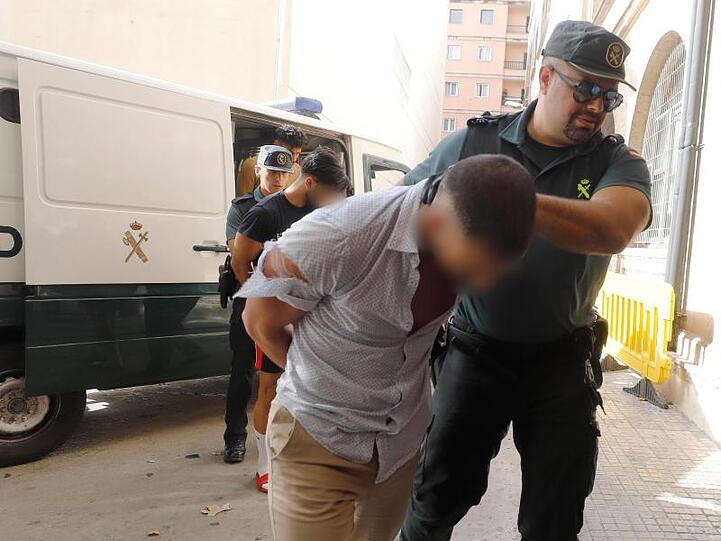 Ein Verdächtiger wird von der Guardia Civil ins Gericht in Palma de Mallorca geführt.