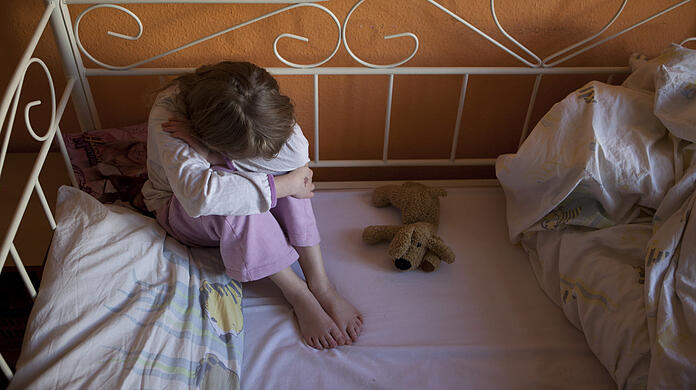 Ängste, Bauchschmerzen, Rückzug: All das können Anzeichen für eine psychische Überlastung bei Kindern sein. Es gilt: aufmerksam sein!