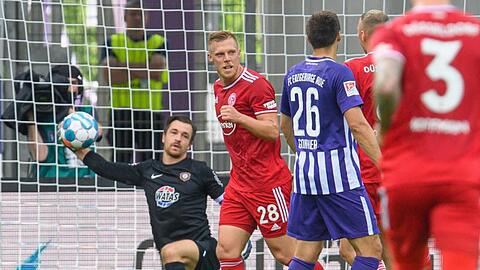 Fortuna-Torjäger Rouwen Hennings (2.v.l.) brachte Düsseldorf in Aue auf die Siegerstraße.