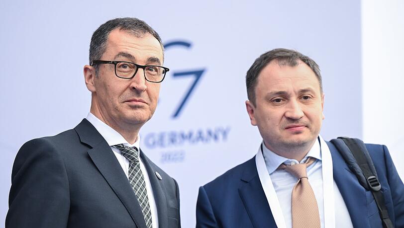 Bundesagrarminister Cem Özdemir (l) begrüßt seinen ukrainischen Amtskollegen Mykola Solskyj im Schloss Hohenheim.