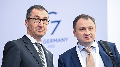 Bundesagrarminister Cem Özdemir (l) begrüßt seinen ukrainischen Amtskollegen Mykola Solskyj im Schloss Hohenheim.