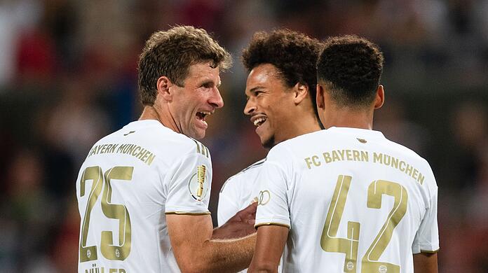 Bayerns Thomas Müller (l-r), Leroy Sane und Torschütze Jamal Musiala jubeln nach einem Tor.