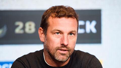Der Nürnberger Trainer Markus Weinzierl spricht während einer Pressekonferenz nach dem Spiel.