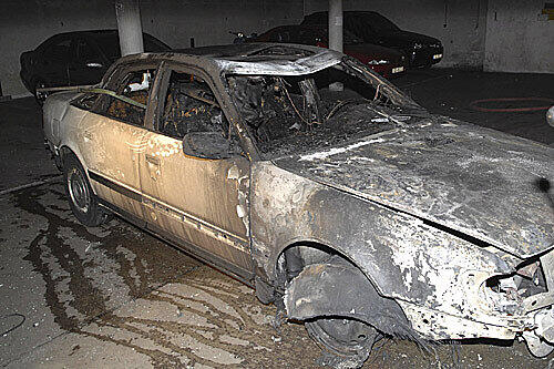 Ein 24-Jähriger wollte sein Auto starten und hantierte deshalb mit einer neuen Batterie und Benzin. Dabei kam es zu einer Explosion und das Auto fing Feuer.