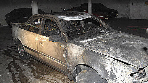 Ein 24-Jähriger wollte sein Auto starten und hantierte deshalb mit einer neuen Batterie und Benzin. Dabei kam es zu einer Explosion und das Auto fing Feuer. Ein 24-Jähriger wollte sein Auto starten und hantierte deshalb mit einer neuen Batterie und Benzin. Dabei kam es zu einer Explosion und das Auto fing Feuer.