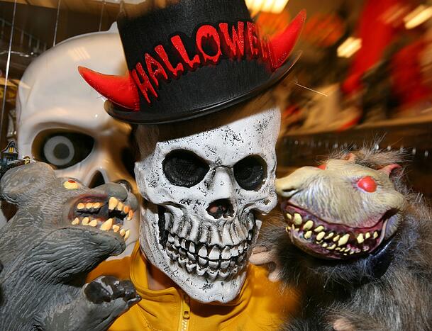 Masken, wie diese, sind an Halloween sehr beliebt. Und verängstigen Tiere. Masken, wie diese, sind an Halloween sehr beliebt. Und verängstigen Tiere.