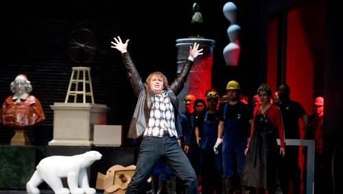 Jeans-Boy mit Einschlag von Otto Waalkes: Berlioz’ „Benvenuto Cellini“, wie ihn Jean-Francis Monvoisin im Opern-Slapstick spielte. Jeans-Boy mit Einschlag von Otto Waalkes: Berlioz’ „Benvenuto Cellini“, wie ihn Jean-Francis Monvoisin im Opern-Slapstick spielte.