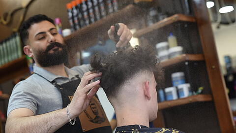 Barbershop-Trend zu Undercut und Fade Cut: Der Pilz Trichophyton tonsurans löst Ringelflechte aus und ist sehr ansteckend. (Symbolbild)