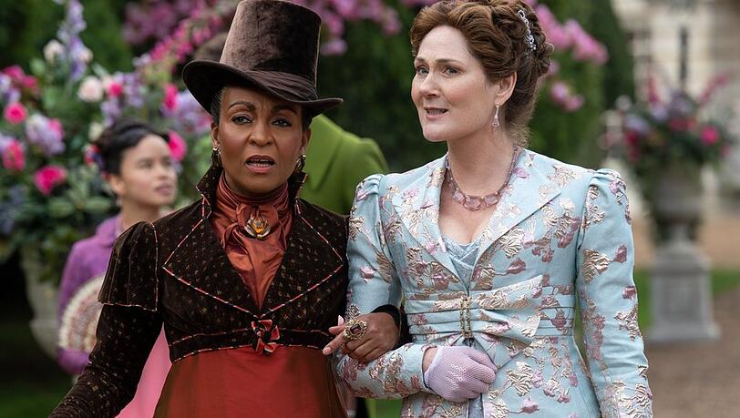Adjoa Andoh und Ruth Gemmell in "Bridgerton".
