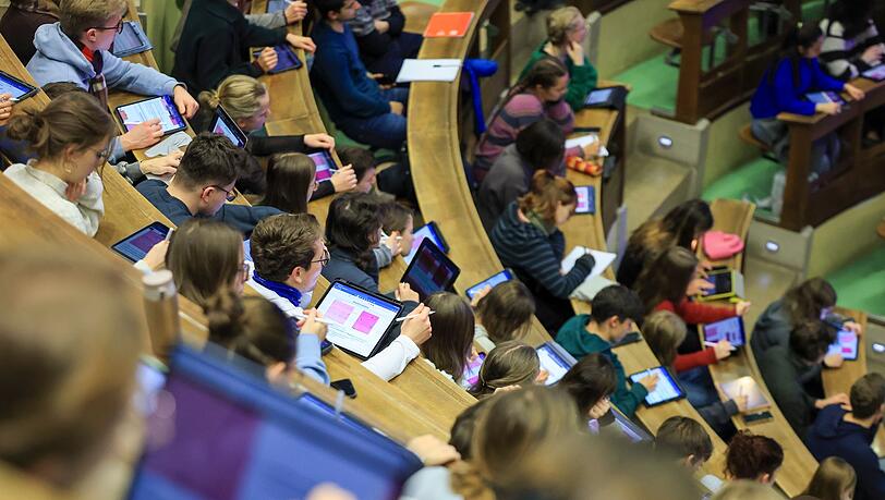 An Hochschulen gibt es fachspezifische Br&uuml;ckenkurse, um die Defizite auszugleichen. (Symbolbild)