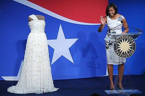 Die First Lady übergibt dem Museum ihr vielgelobtes Ballkleid