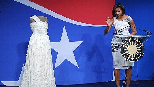 Die First Lady übergibt dem Museum ihr vielgelobtes Ballkleid Die First Lady übergibt dem Museum ihr vielgelobtes Ballkleid