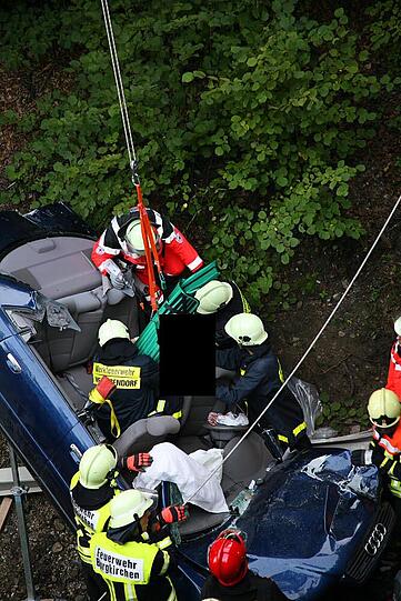 Landkreis Altötting: Auto kracht von Brücke auf Bahngleis: 3 Verletzte - Bayern - Abendzeitung München