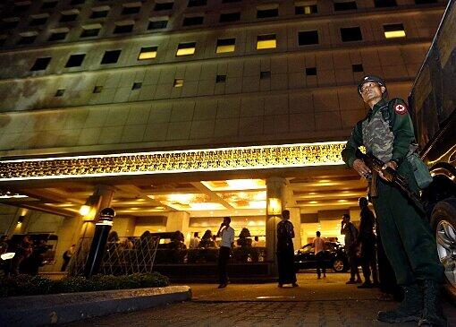 Sicherheitskräfte vor dem Traders Hotel in Yangon in Myanmar (Birma) - eine Bombe explodierte hier in einem Hotelzimmer