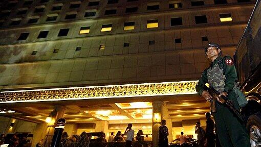 Sicherheitskräfte vor dem Traders Hotel in Yangon in Myanmar (Birma) - eine Bombe explodierte hier in einem Hotelzimmer Sicherheitskräfte vor dem Traders Hotel in Yangon in Myanmar (Birma) - eine Bombe explodierte hier in einem Hotelzimmer