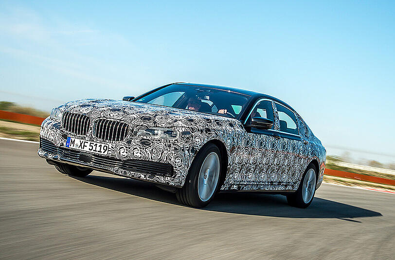 Der neue 7er BMW im Tarnkleid. Das endgültige Design wird wohl erst im Herbst auf der IAA in Frankfurt zu sehen sein.
