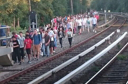 Die Fußball-Fans liefen im Gleis weiter Richtung Arena