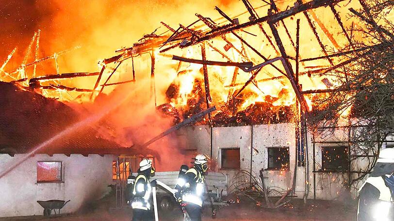 Die brennende Tenne stellte die Feuerwehr vor eine Herausforderung. Löschwasser musste über einen Kilometer weit transportiert werden.