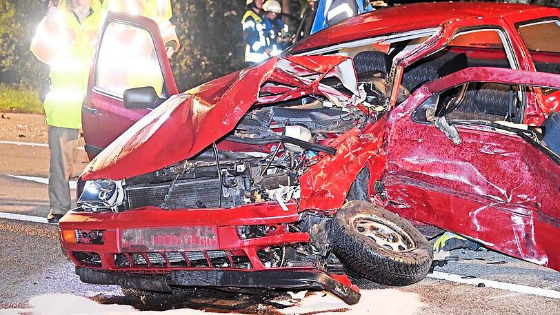 Bei dem schweren Unfall in Neuried wurden beide Autofahrer verletzt. Die Bilder der Autowracks.