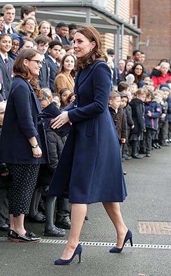 Im dunkelblauen Wollmantel - Herzogin Kate bei einem Besuch der Reach Academy Feltham in London. Die Schule unterstützt Kinder, Familien und Schulgemeinschaften.