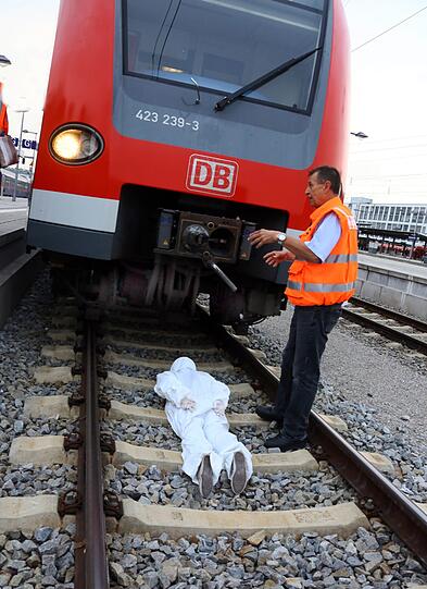 Die Überlebensstrategie: Nicht aufstehen, Hände an den Körper.