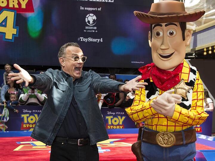 Tom Hanks (l) neben Woody auf dem Roten Teppich bei der Premiere des Films "Toy Story 4" in London.