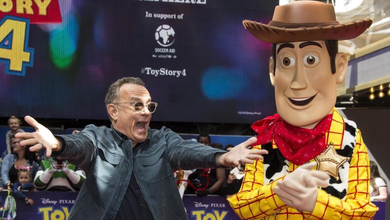 Tom Hanks (l) neben Woody auf dem Roten Teppich bei der Premiere des Films "Toy Story 4" in London. Tom Hanks (l) neben Woody auf dem Roten Teppich bei der Premiere des Films "Toy Story 4" in London.
