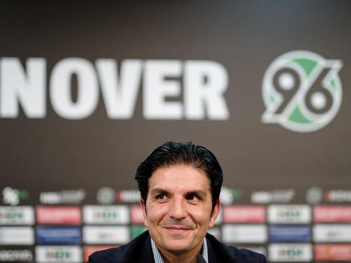 Hannover 96 hat den neuen Trainer vorgestellt: Kenan Kocak spricht bei der Pressekonferenz in der HDI Arena.