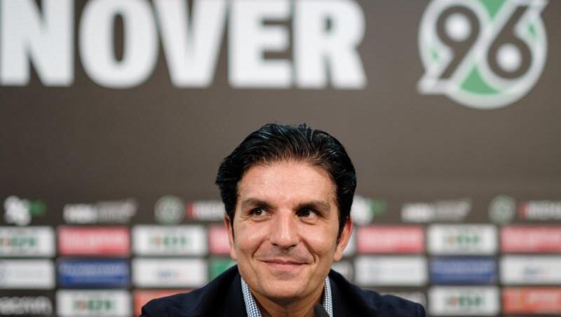Hannover 96 hat den neuen Trainer vorgestellt: Kenan Kocak spricht bei der Pressekonferenz in der HDI Arena.