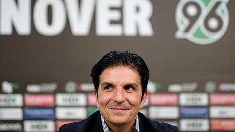 Hannover 96 hat den neuen Trainer vorgestellt: Kenan Kocak spricht bei der Pressekonferenz in der HDI Arena.