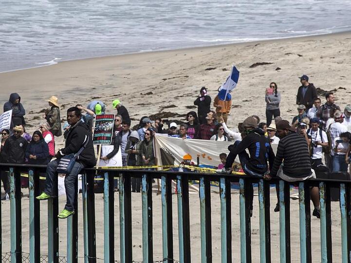 Migranten aus Zentralamerika erreichen den Grenzzaun zu den USA.