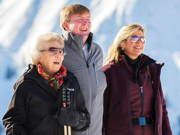 Prinzessin Beatrix (l-r), König Willem-Alexander der Niederlande und seine Ehefrau Königin Máxima im Schnee.