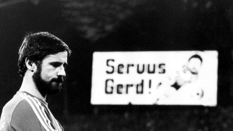 "Servus Gerd" steht auf der Anzeigetafel des Münchner Olympiastadions, wo Gerd Müller (l) an seine sportliche Karriere beendete.