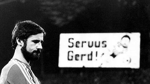 "Servus Gerd" steht auf der Anzeigetafel des Münchner Olympiastadions, wo Gerd Müller (l) an seine sportliche Karriere beendete.