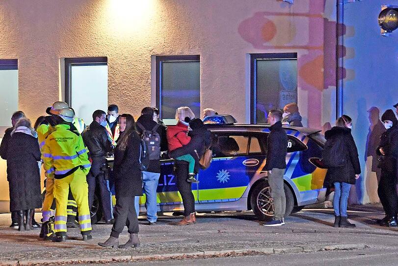 Die Bewohner des Mehrfamilienhauses kamen in Rettungsbussen unter.