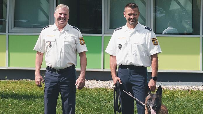 Links, der bisherige Inspektionsleiter, Erster Polizeihauptkommissar Thomas Rademacher, rechts der Neue: Rainer Heckler.