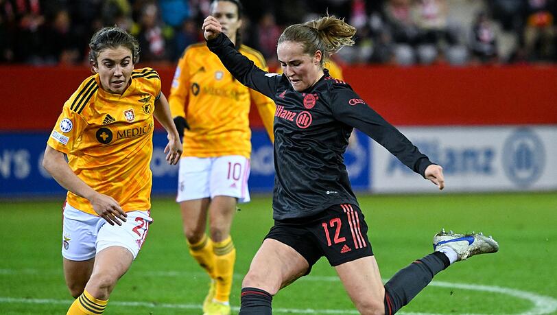 Sydney Lohmann (r) von München und Pauleta von Lissabon kämpfen um den Ball.