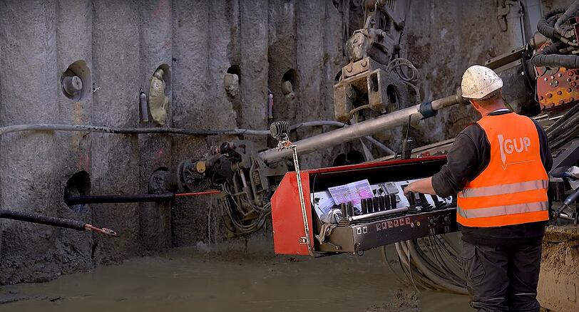Bei den Arbeiten auf der Baustelle westliches Tunnelportal bis Hauptbahnhof ist man laut Anke Berger inzwischen bei einer Endaushubtiefe von  17,50 Meter unter Geländeoberkante angekommen.