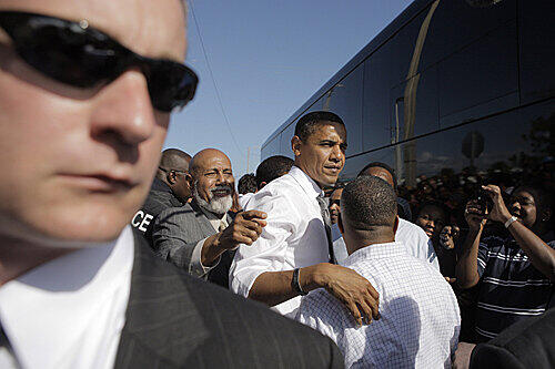 Er zieht Massen an, und der Secret Service ist immer dabei: Barack Obama bekam früher Schutz als alle anderen Präsidentschafts-Kandidaten.