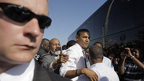 Er zieht Massen an, und der Secret Service ist immer dabei: Barack Obama bekam früher Schutz als alle anderen Präsidentschafts-Kandidaten. Er zieht Massen an, und der Secret Service ist immer dabei: Barack Obama bekam früher Schutz als alle anderen Präsidentschafts-Kandidaten.