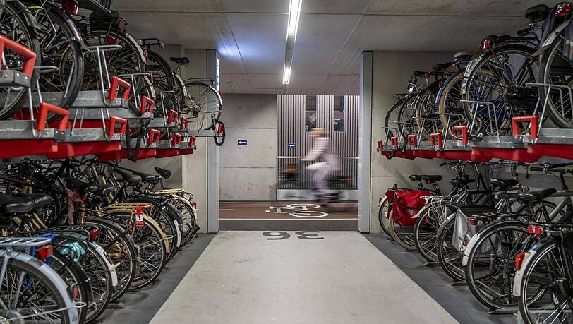Jedes Rad hat hier seinen Platz: im Fahrradparkhaus am Hauptbahnhof in Utrecht in den Niederlanden. Es ist das größte seiner Art weltweit. Auch München will solche Parkhäuser. Die Frage nur: Will die Stadt so viel Geld dafür ausgeben? Jedes Rad hat hier seinen Platz: im Fahrradparkhaus am Hauptbahnhof in Utrecht in den Niederlanden. Es ist das größte seiner Art weltweit. Auch München will solche Parkhäuser. Die Frage nur: Will die Stadt so viel Geld dafür ausgeben?