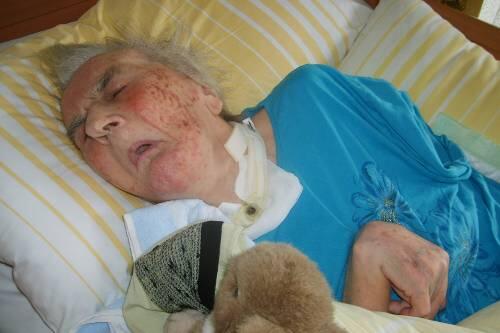 Erika K. lag fünf Jahre lang im Wachkoma, bevor sie sterben durfte. Sie wurde 77 Jahre alt.
