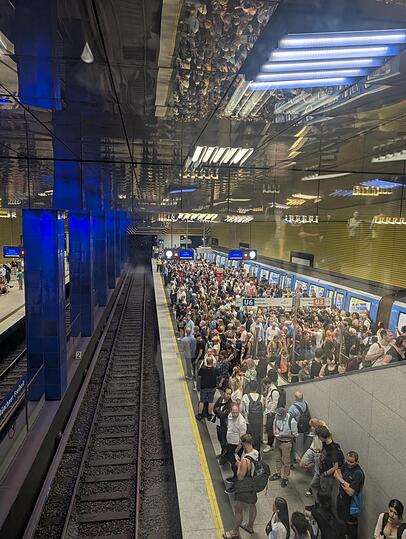 An der Haltestelle der U6 und U3 ist es voll. An der Haltestelle der U6 und U3 ist es voll.
