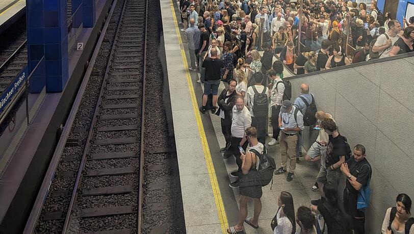An der Haltestelle der U6 und U3 ist es voll.