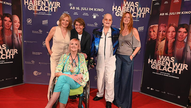 In "Was haben wir gelacht" kritisieren TV-Stars wie Esther Schweins (re.) unter anderem das Verhalten von Thomas Gottschalk. D&eacute;sir&eacute;e Nick gibt in der AZ ihre Einsch&auml;tzung dazu ab.