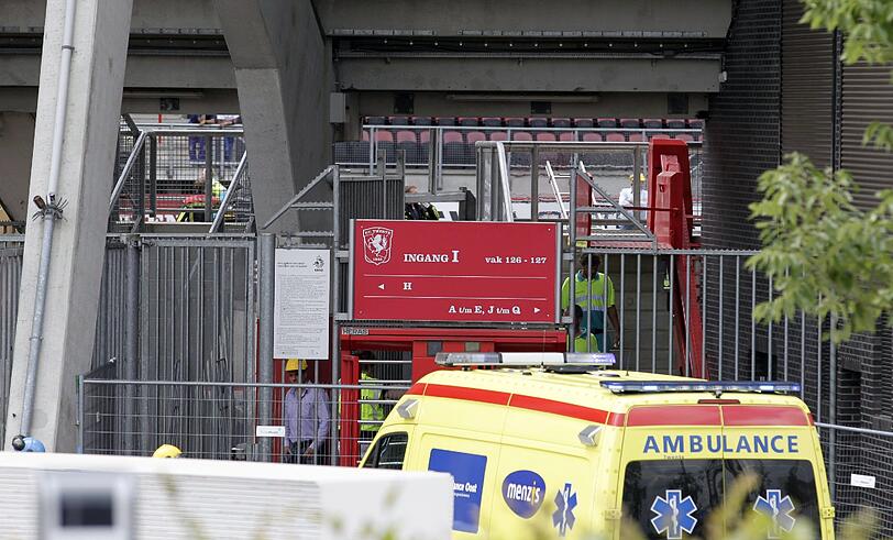 Rettungsfahrzeuge erreichen das Stadion von Twente.